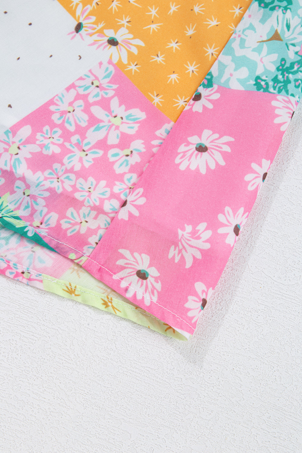 Robe courte plissée ample à motif patchwork floral vert