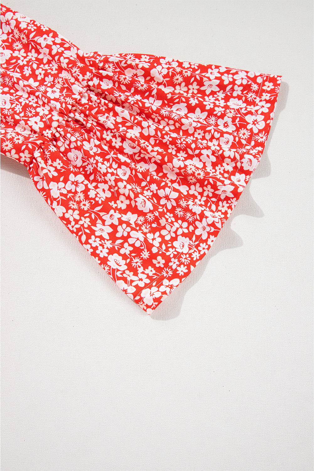 Chemisier rouge à fleurs grande taille, col en V, manches évasées et bracelet