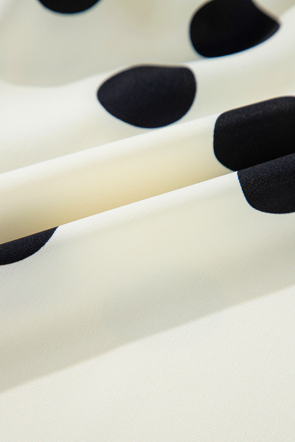 Mini-robe beige à pois, col en V, manches bouffantes et surplis