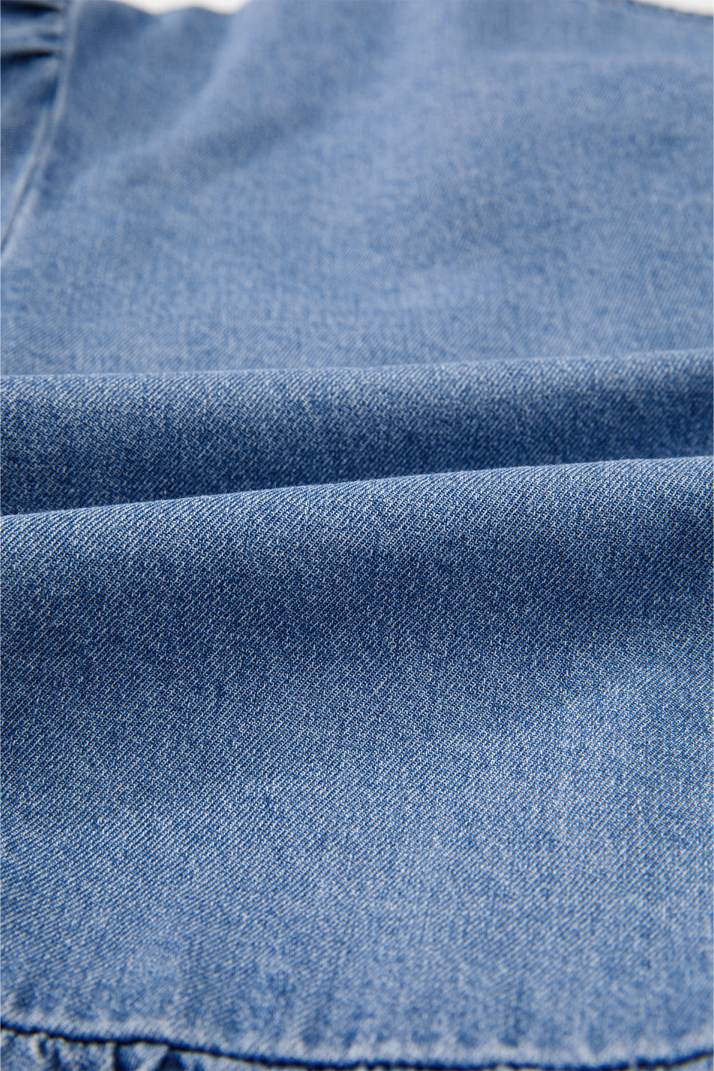 Chemise en jean péplum bleu crépuscule à manches bouffantes et nouée sur le devant