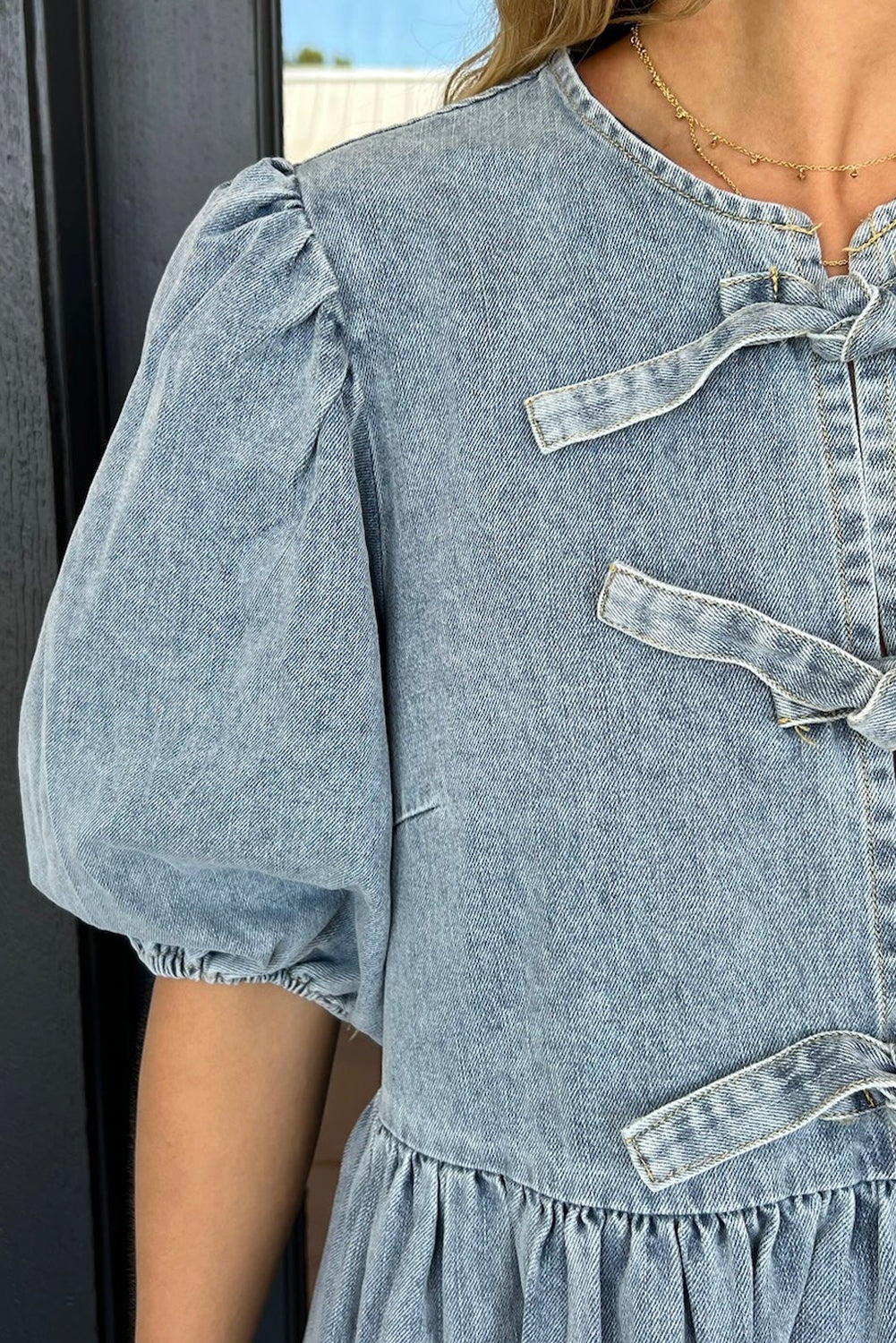 Robe courte en jean bleu crépuscule à manches bouffantes et nœud papillon