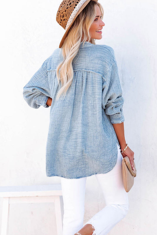 Blusa arrugada con botones y cuello dividido de talla grande azul claro