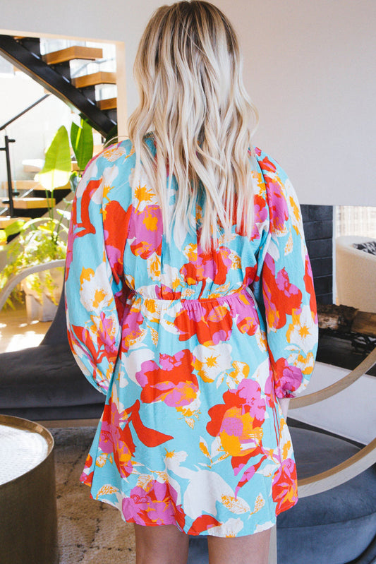 Mini-robe taille empire à manches bracelet et fleurs bleu ciel