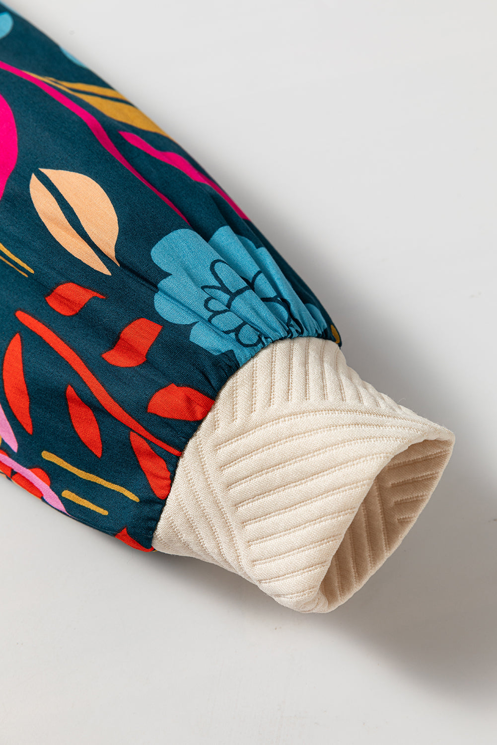 Haut en tricot texturé à manches florales contrastées blanches et épaules tombantes