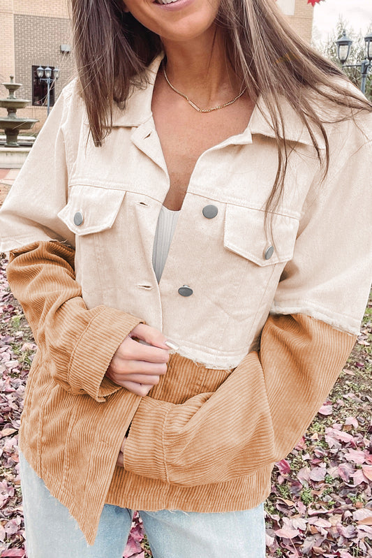 Chaqueta caqui con bolsillos con solapa y pana de cambray con bloques de color en dos tonos