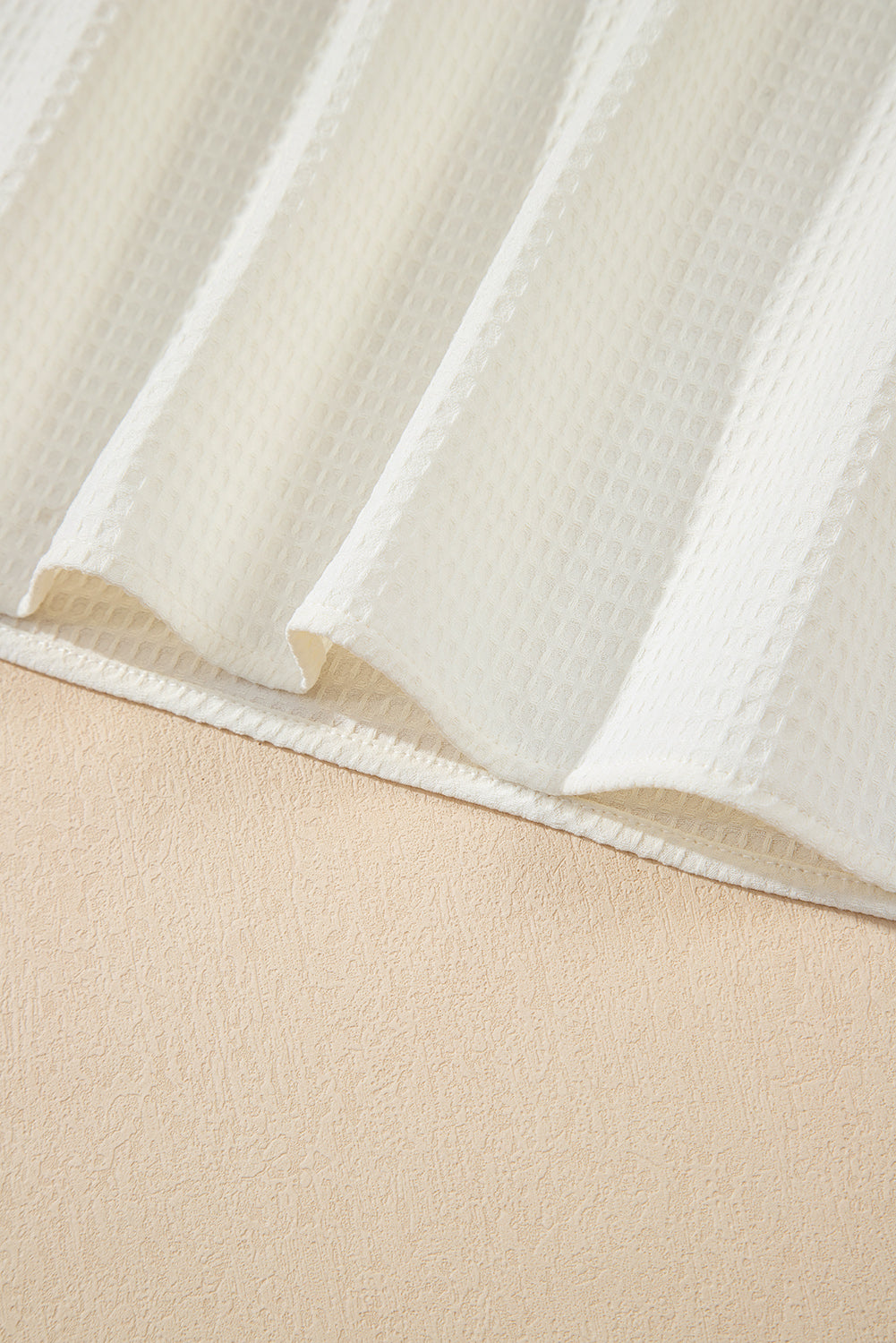 Chemisier blanc uni en tricot gaufré à volants