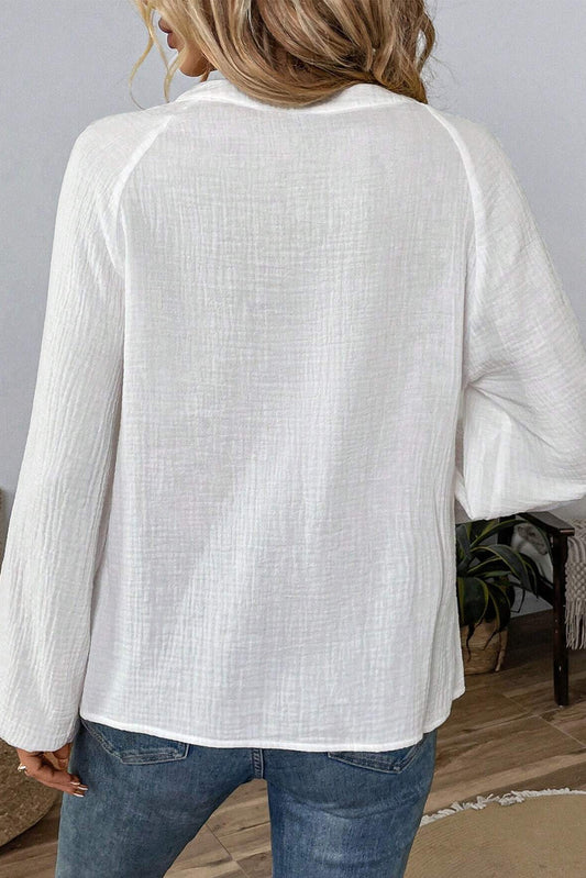 Chemisier blanc à manches longues bouffantes et col fendu texturé brodé cachemire