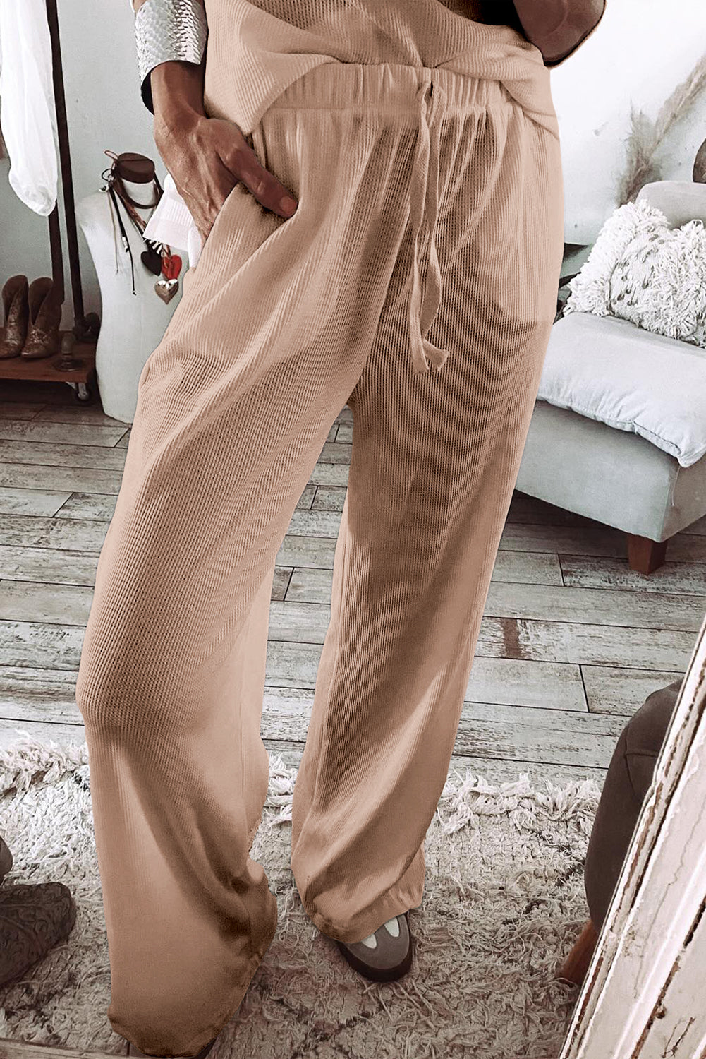 Ensemble de détente avec t-shirt à manches longues et pantalon texturés en parchemin