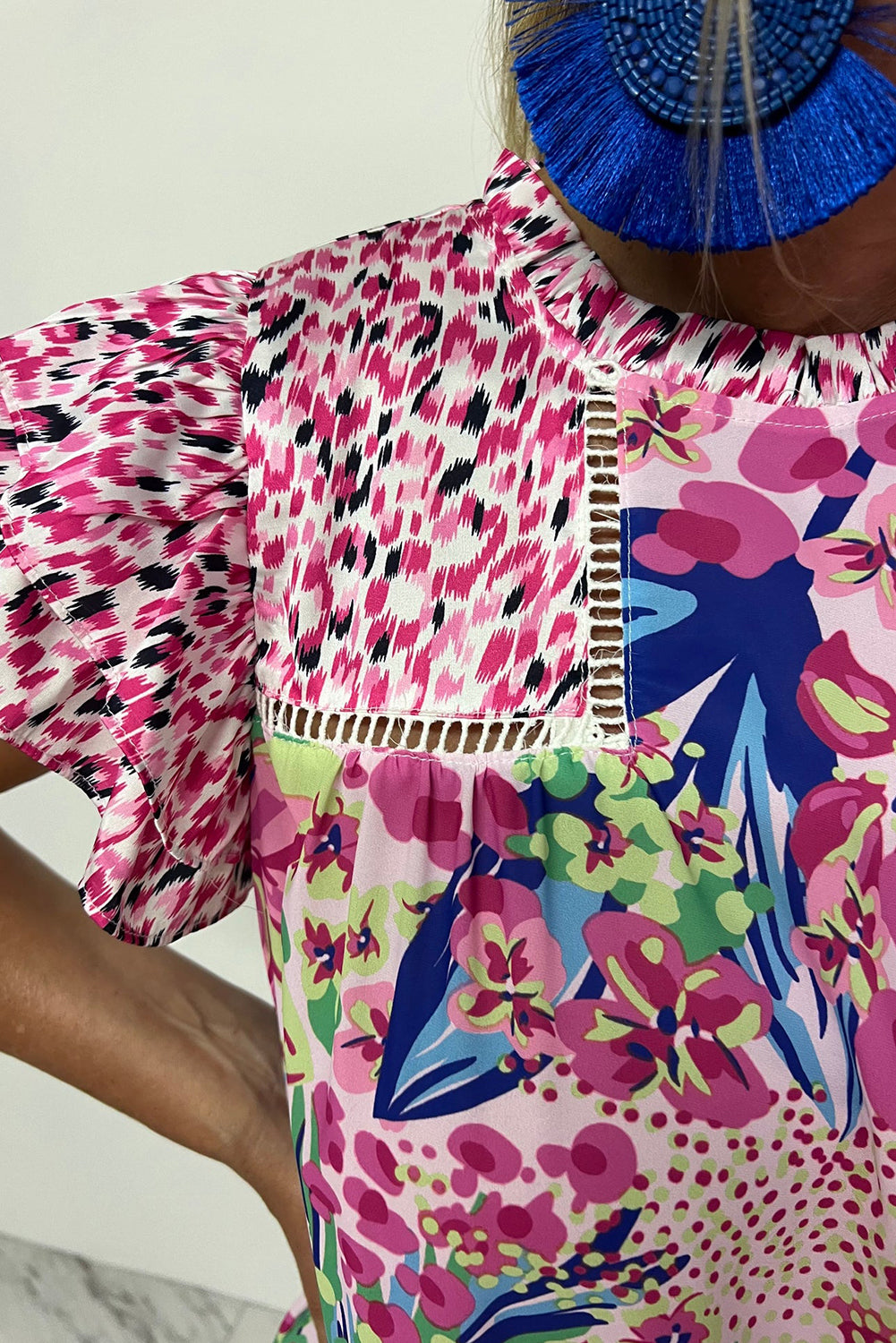 Chemisier rose à manches courtes et volants, imprimé floral mixte