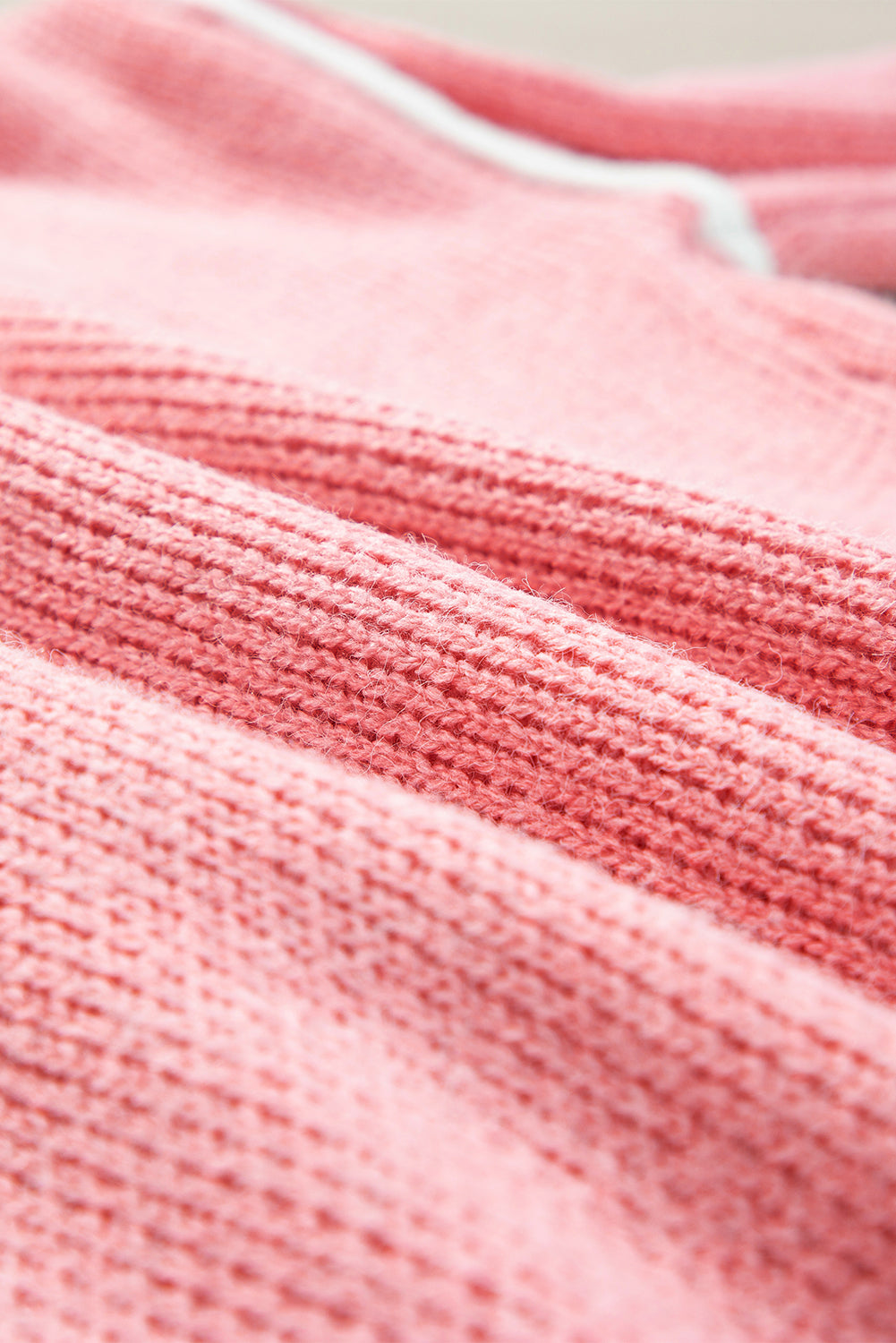 Pull à fleurs roses, col en V et épaules tombantes