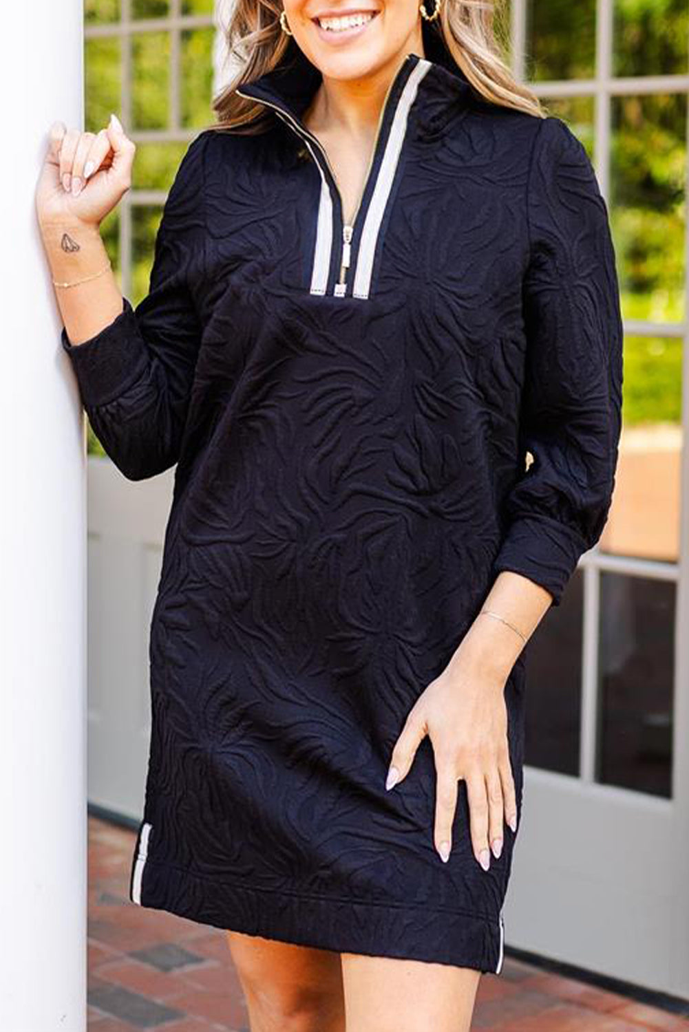 Robe courte noire texturée en jacquard avec fermeture éclair sur un quart
