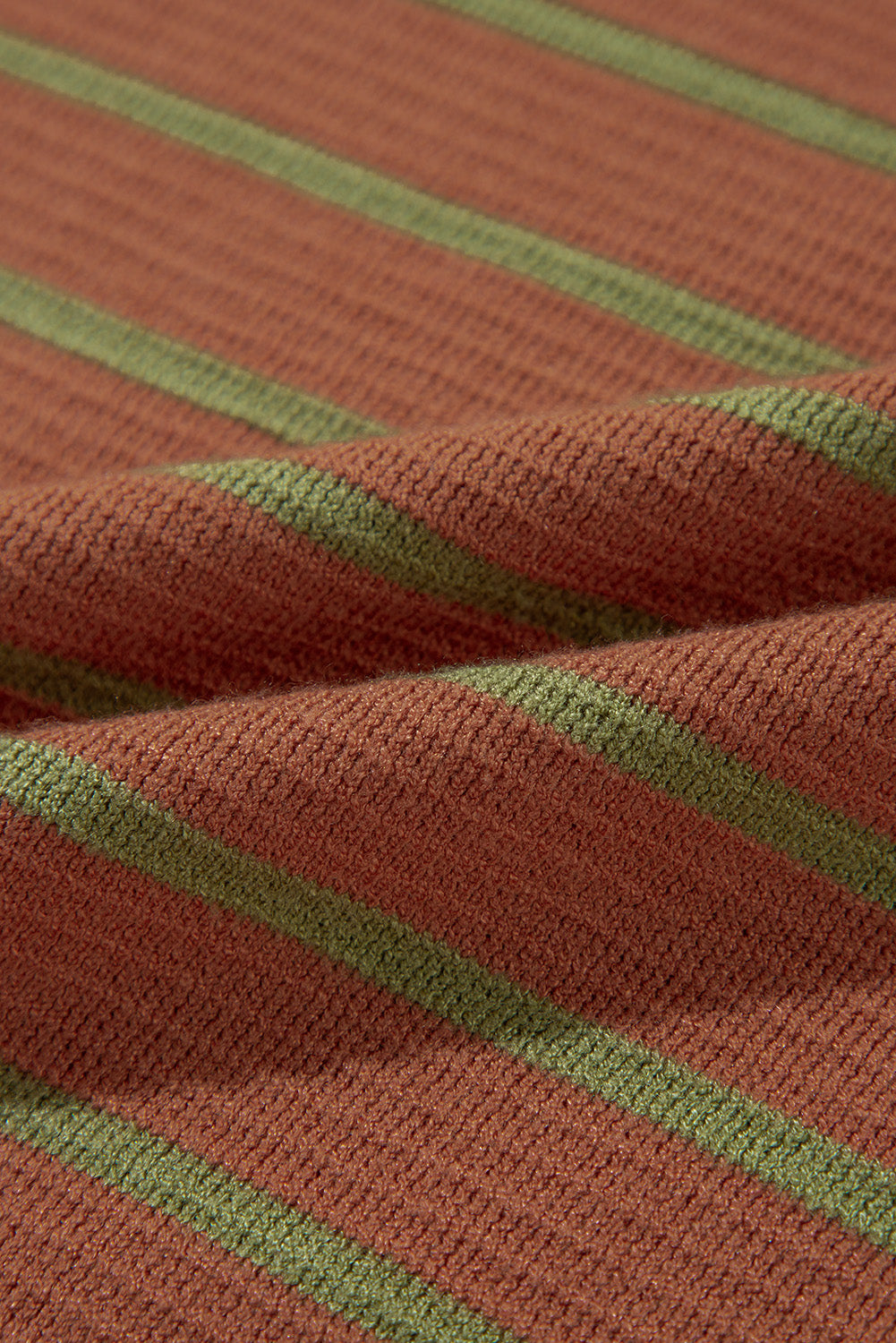 Pull ample à rayures marron, col rond et épaules tombantes