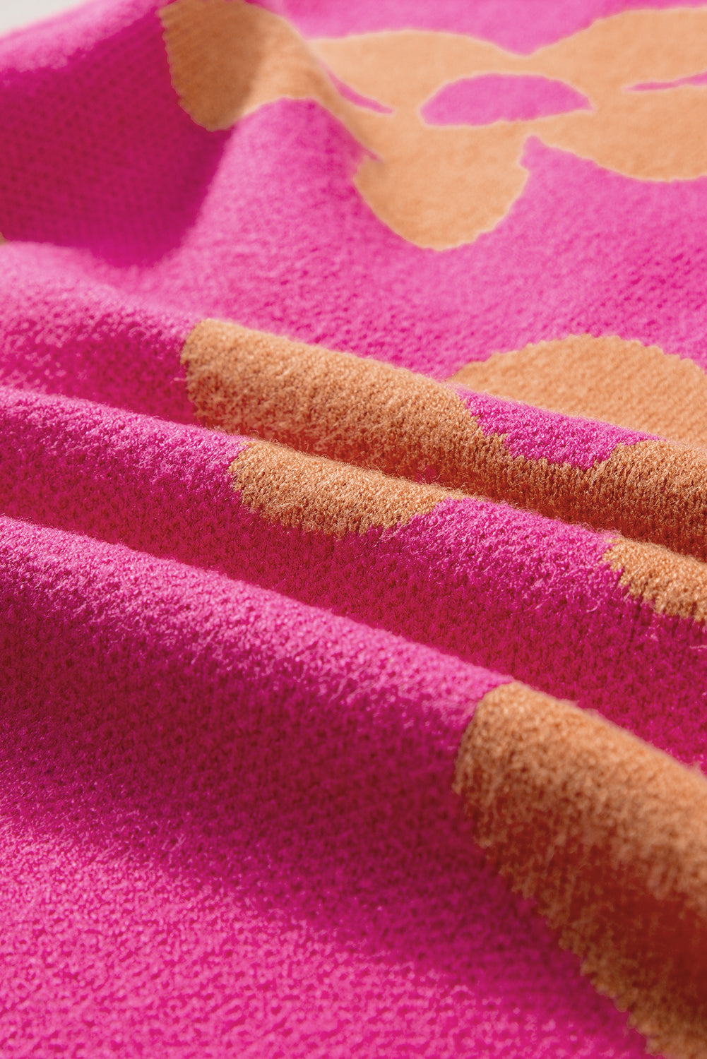 Pull à manches longues et col montant avec motif de grandes fleurs roses