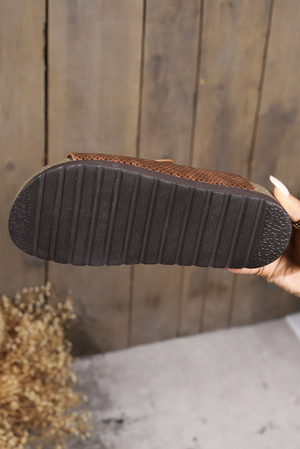 Chaussons de plage en daim marron texturé à brides et boucles