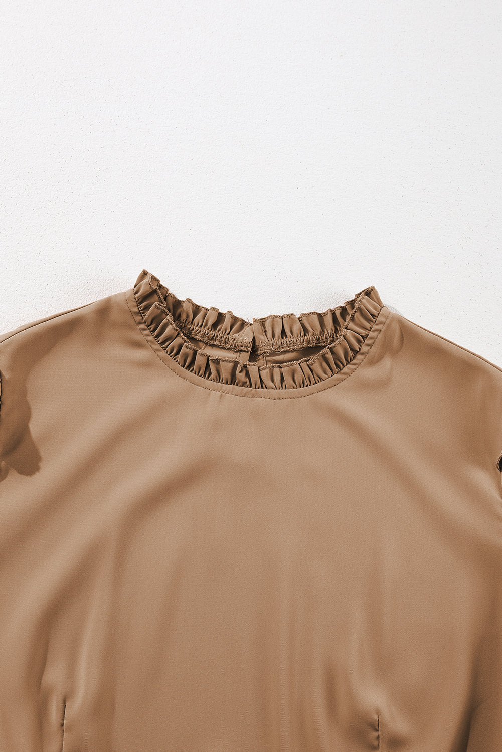 Robe à volants beige clair à col et épaules volantées