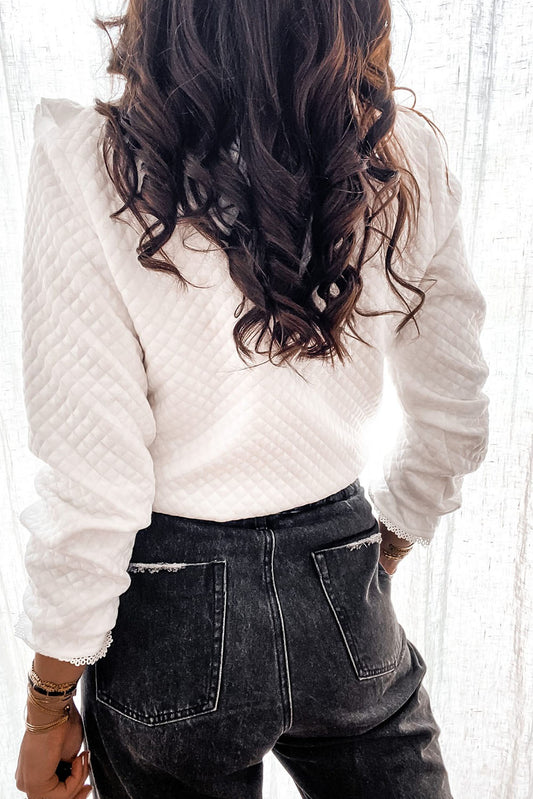 Camisa negra acolchada con cuello redondo y botones con volantes