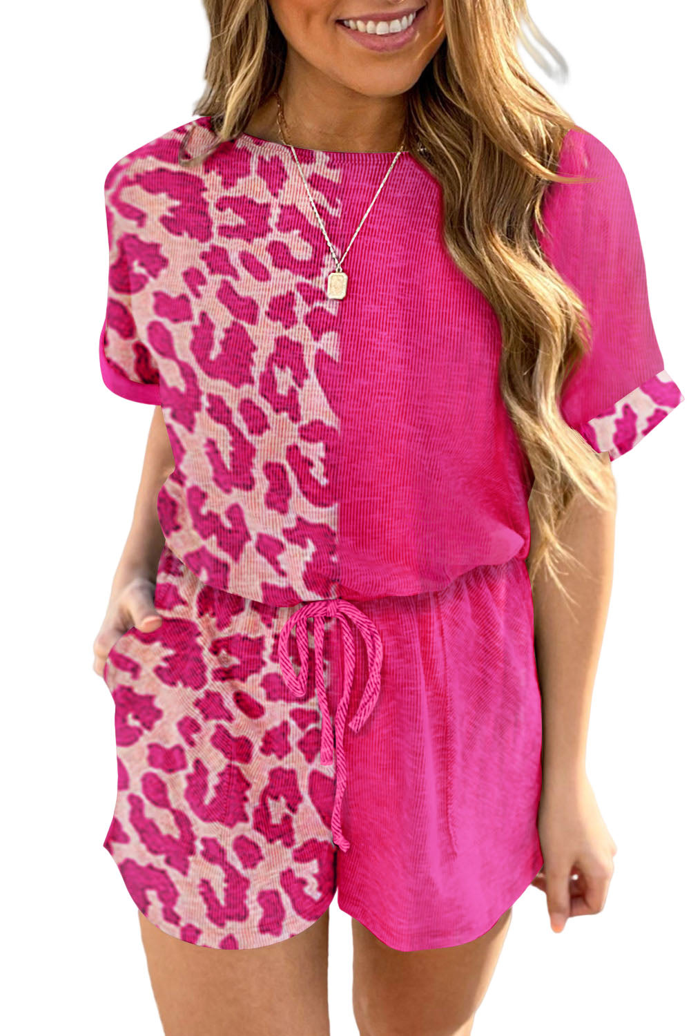 Vestido estilo camiseta de manga corta con estampado de leopardo liso en contraste y aberturas
