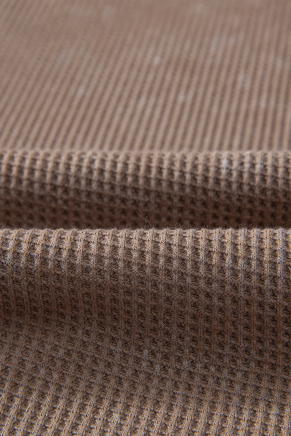 Haut à manches longues en tricot gaufré délavé à l'acide couleur café avec col boutonné