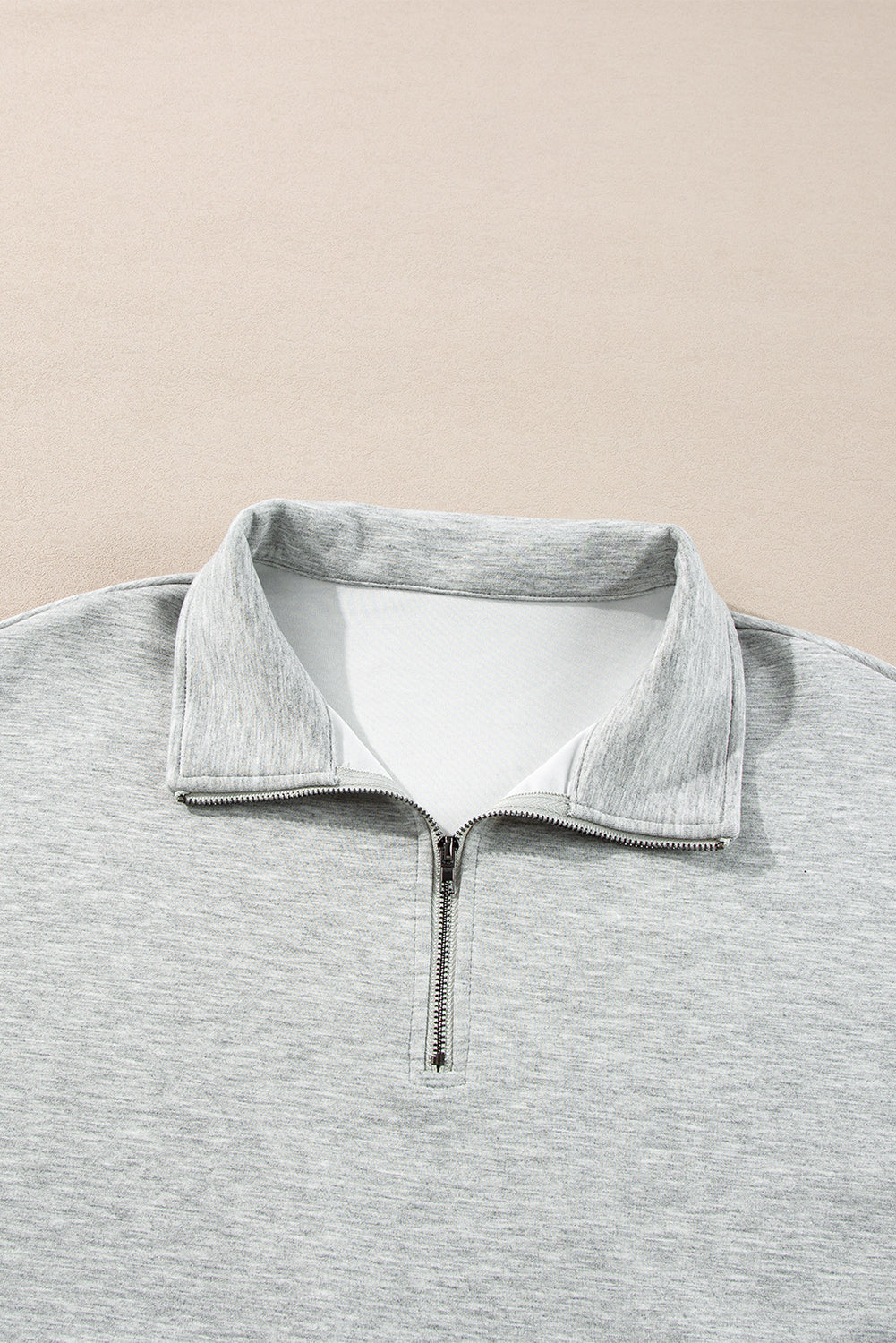 Ensemble sweat-shirt zippé et short gris clair à col montant