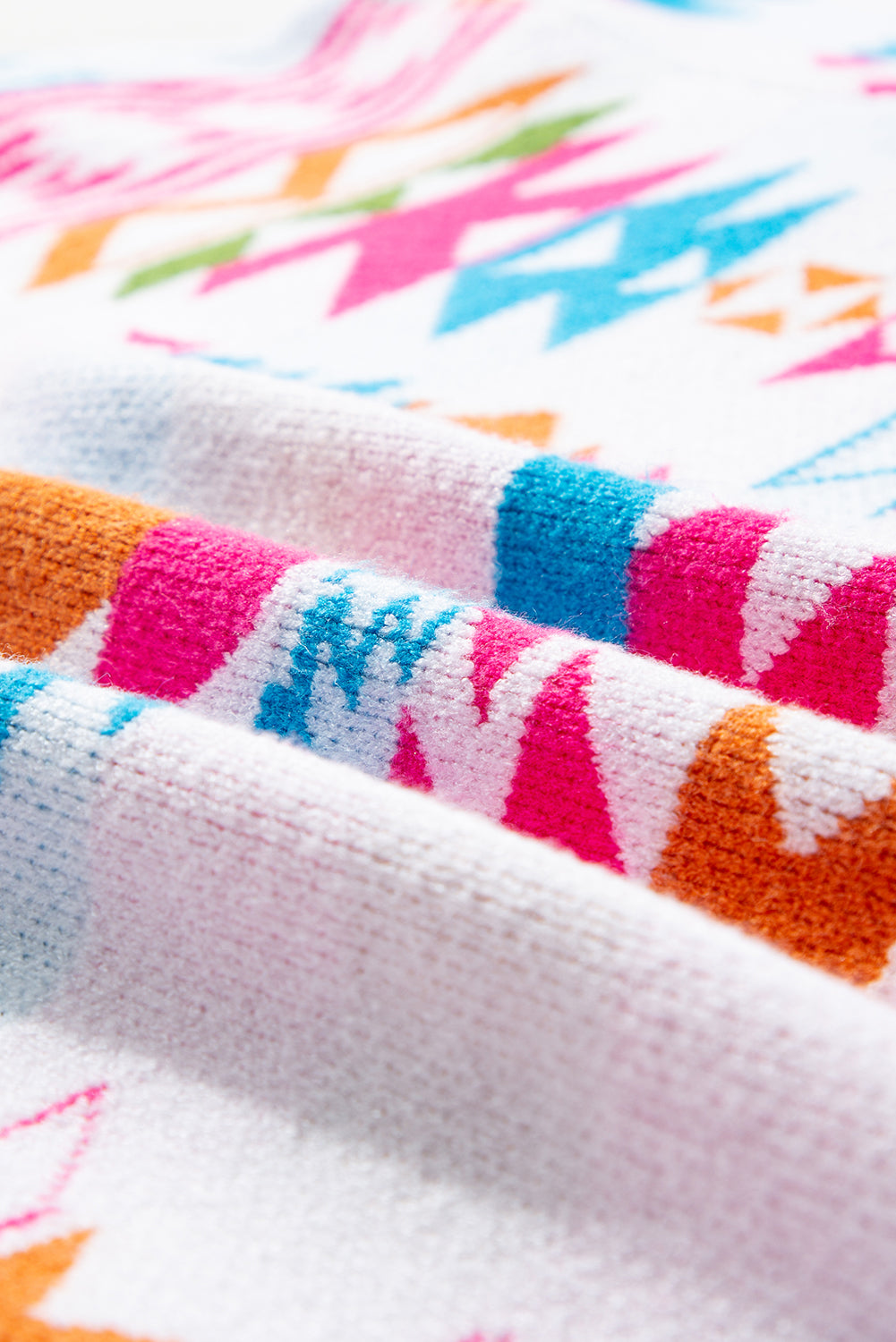 Pull blanc oversize à col en V et imprimé aztèque