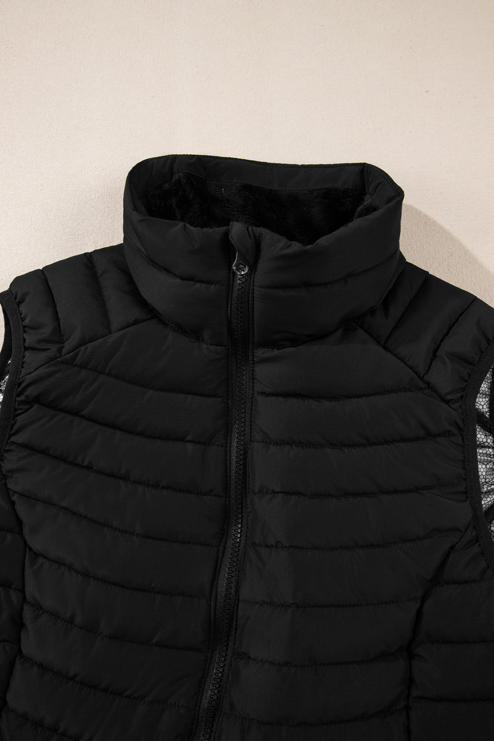 Gilet matelassé zippé à col en peluche noir