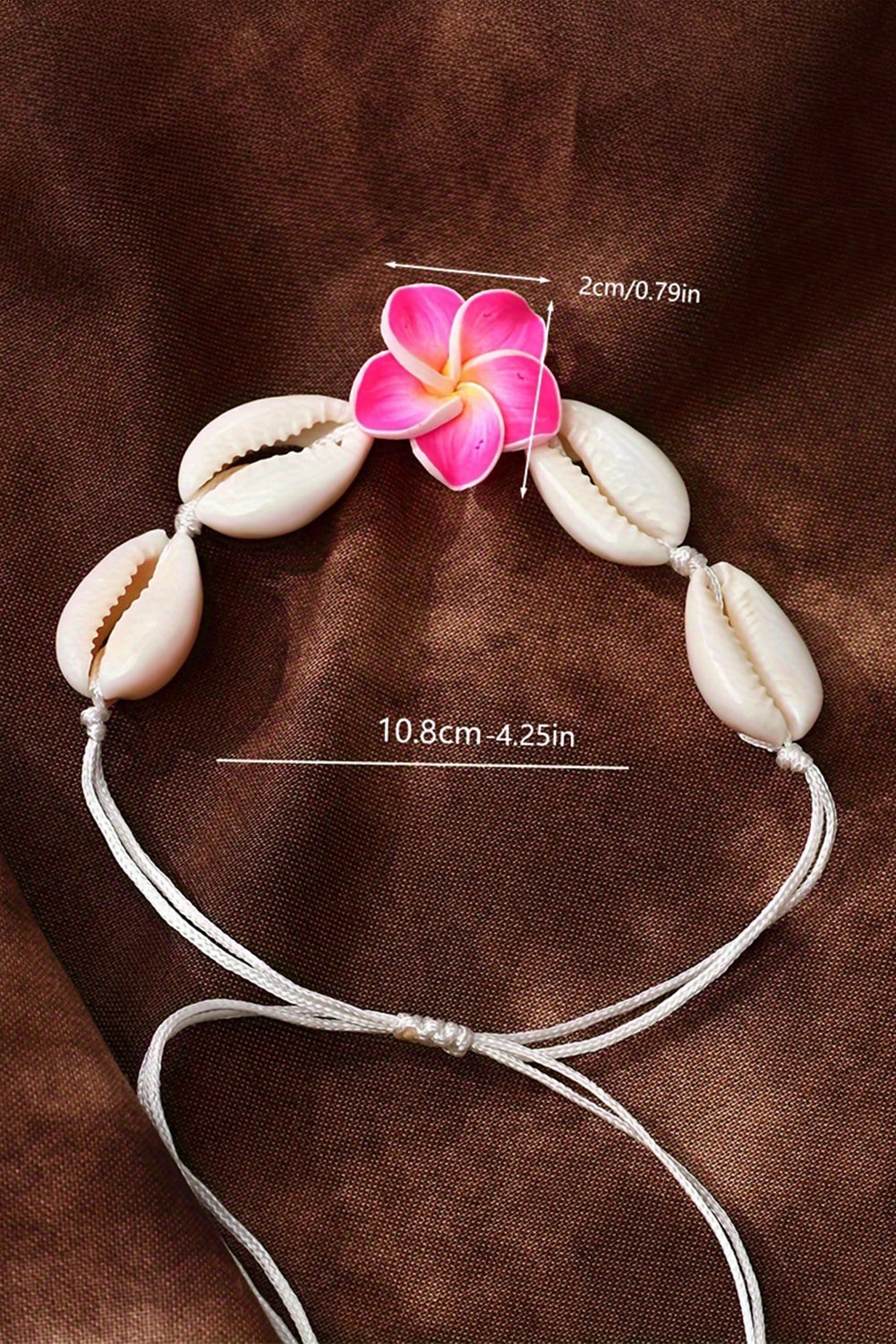 Bracelet ajustable en coquillage et fleur blanche