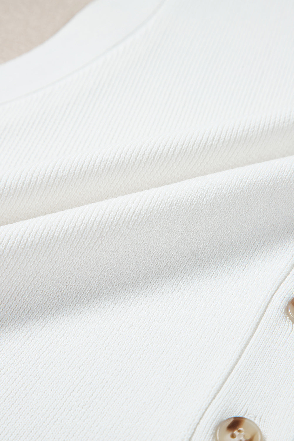 Gilet pull blanc boutonné à col en V