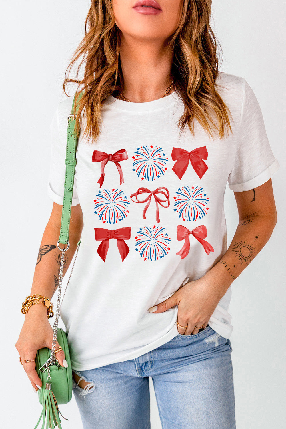 T-shirt blanc avec motif de feu d'artifice et nœud papillon pour la célébration du 4 juillet