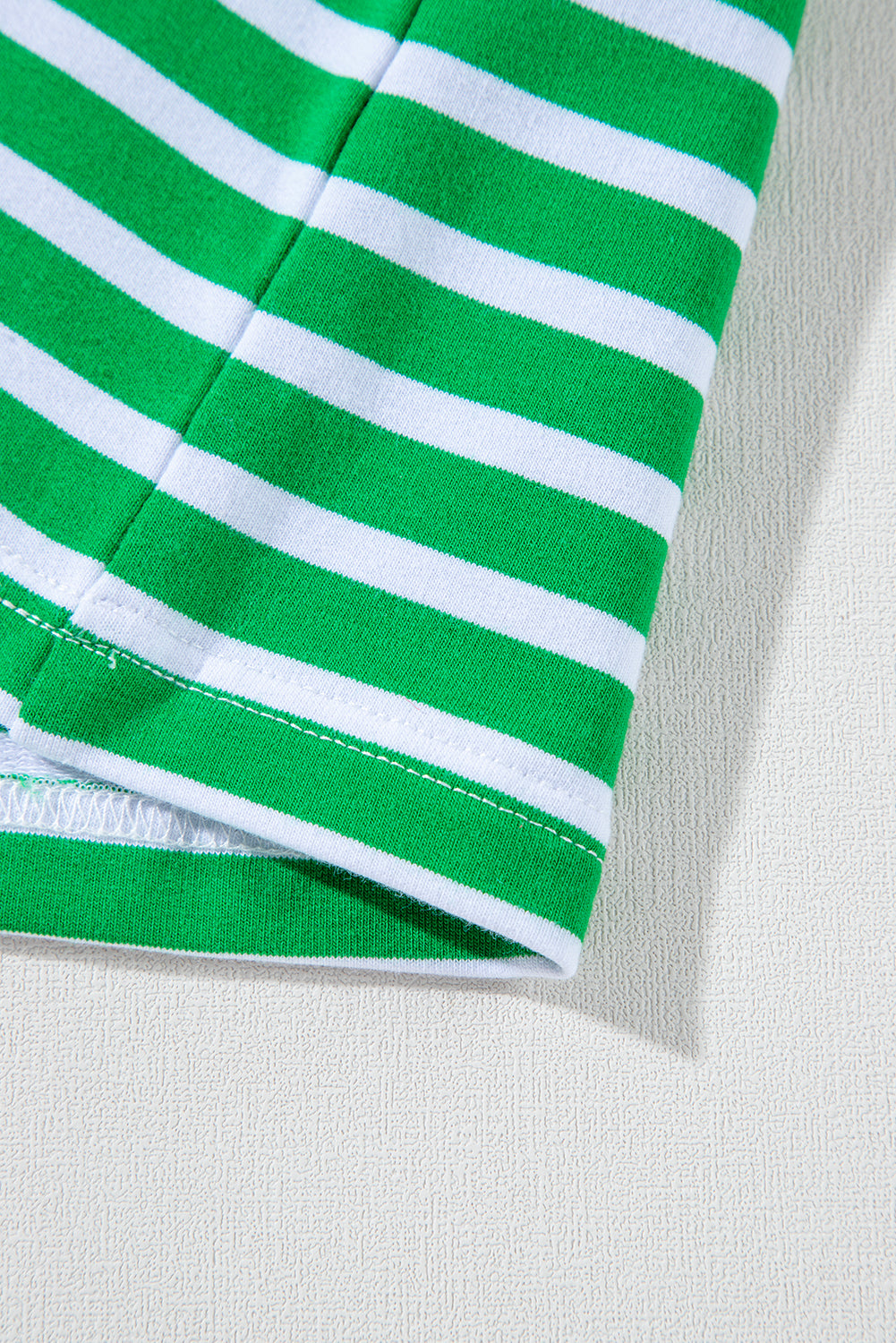 Ensemble t-shirt à manches courtes et short rayé vert foncé