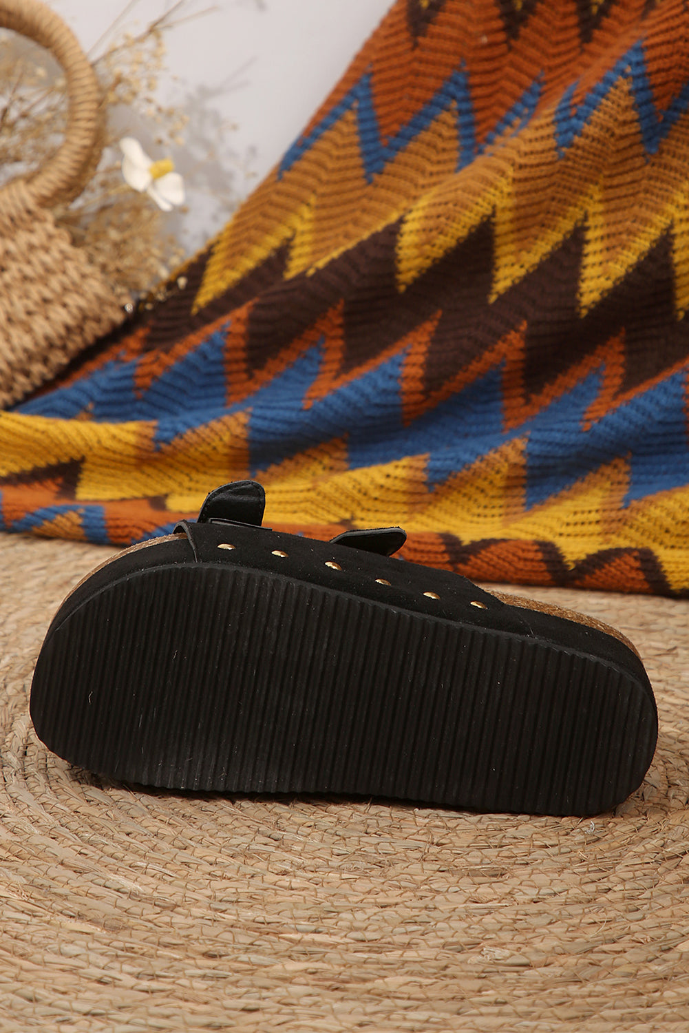 Chaussons sandales en daim noir avec boucle décorative et semelle intérieure