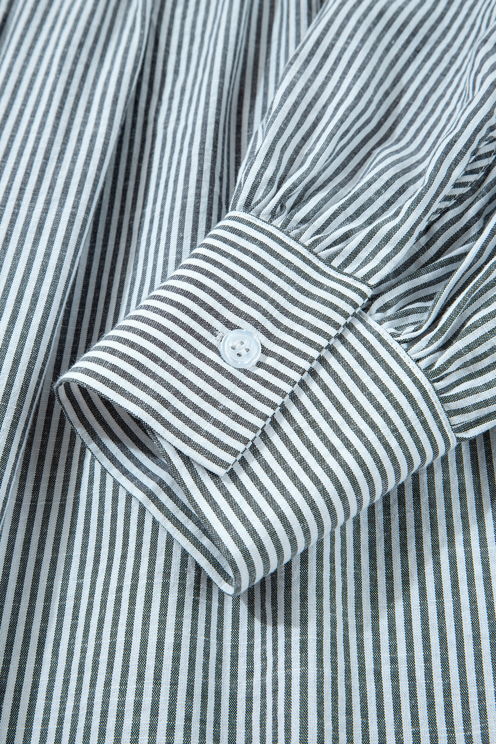 Robe courte noire à rayures et à fleurs, col en V, manches longues