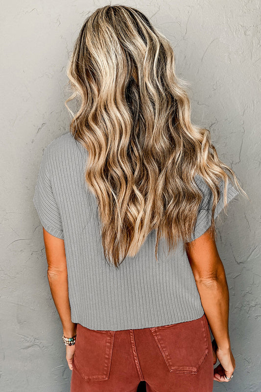 Pull à manches courtes en maille côtelée grise avec poches plaquées