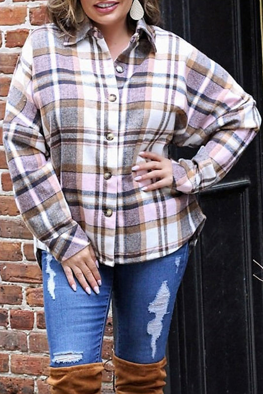 Chaqueta rosa con botones en la espalda y flecos a cuadros de talla grande