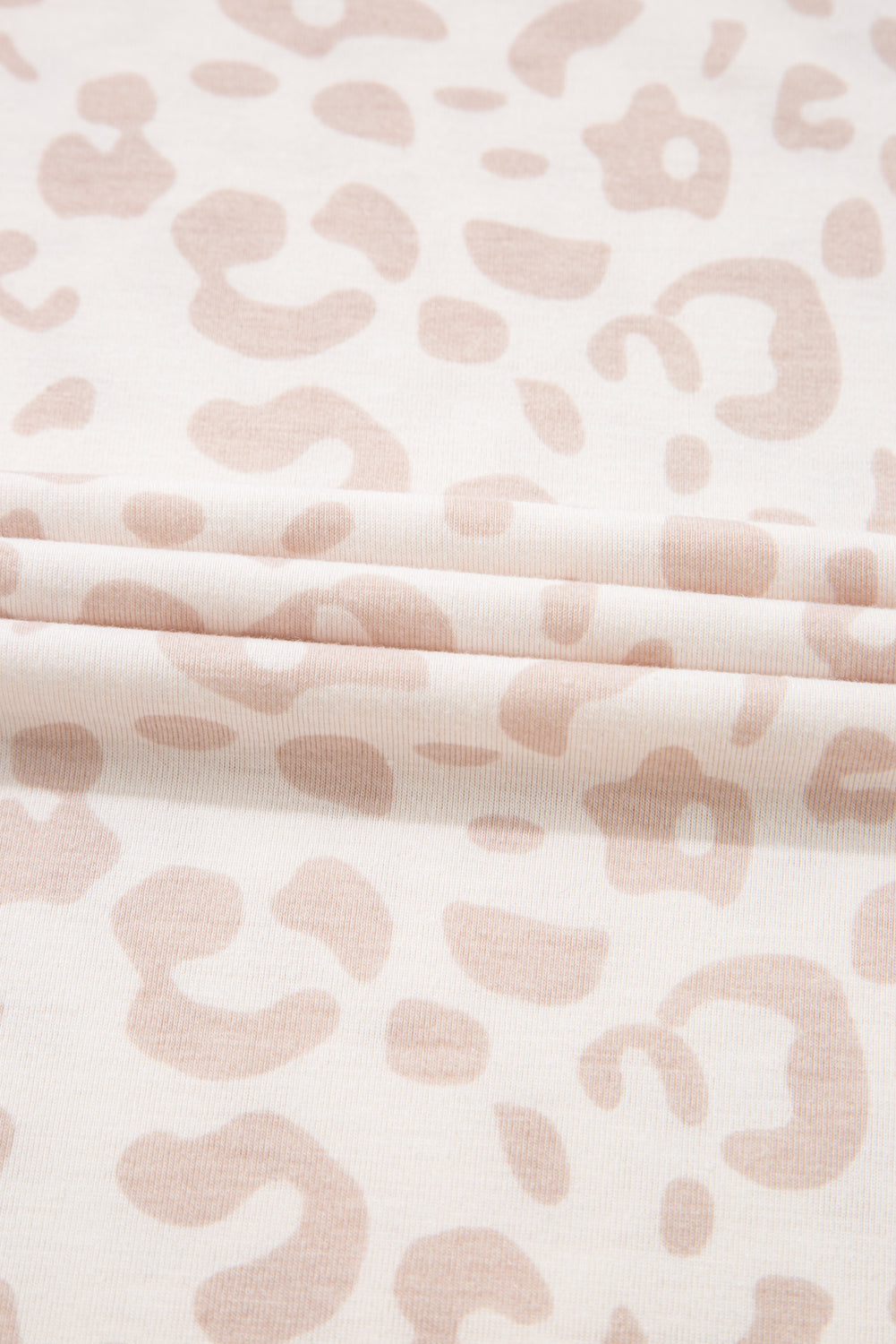 Ensemble t-shirt et pantalon beige à col en V et motif guépard