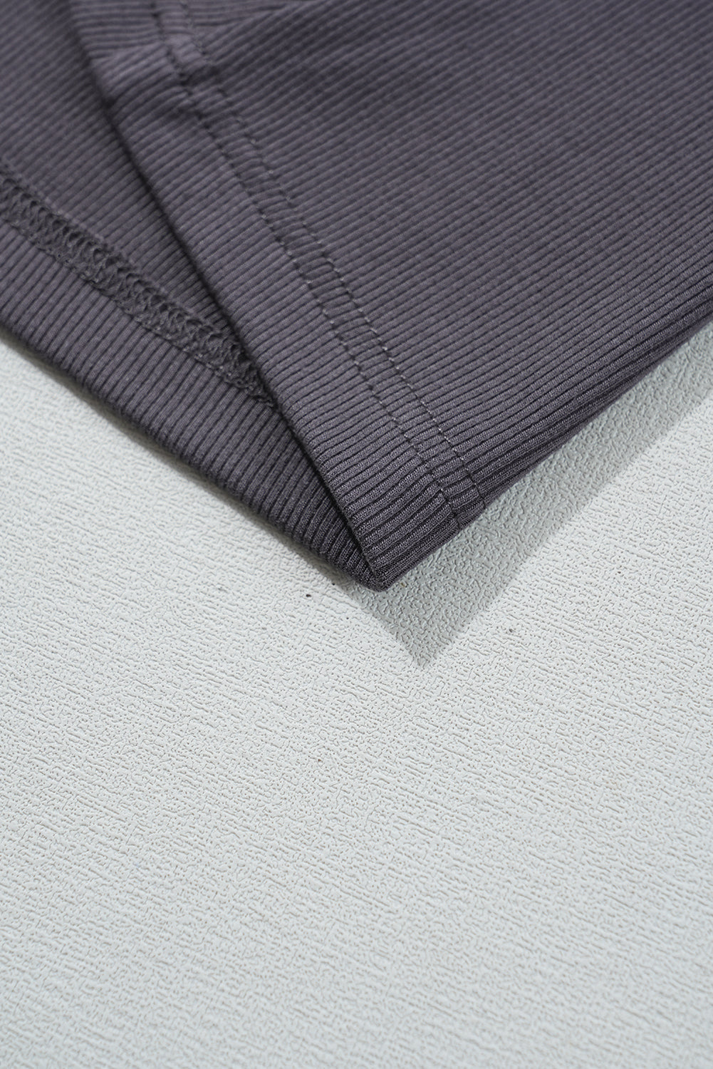 Débardeur slim en maille côtelée gris carbone à bords contrastés et col en U