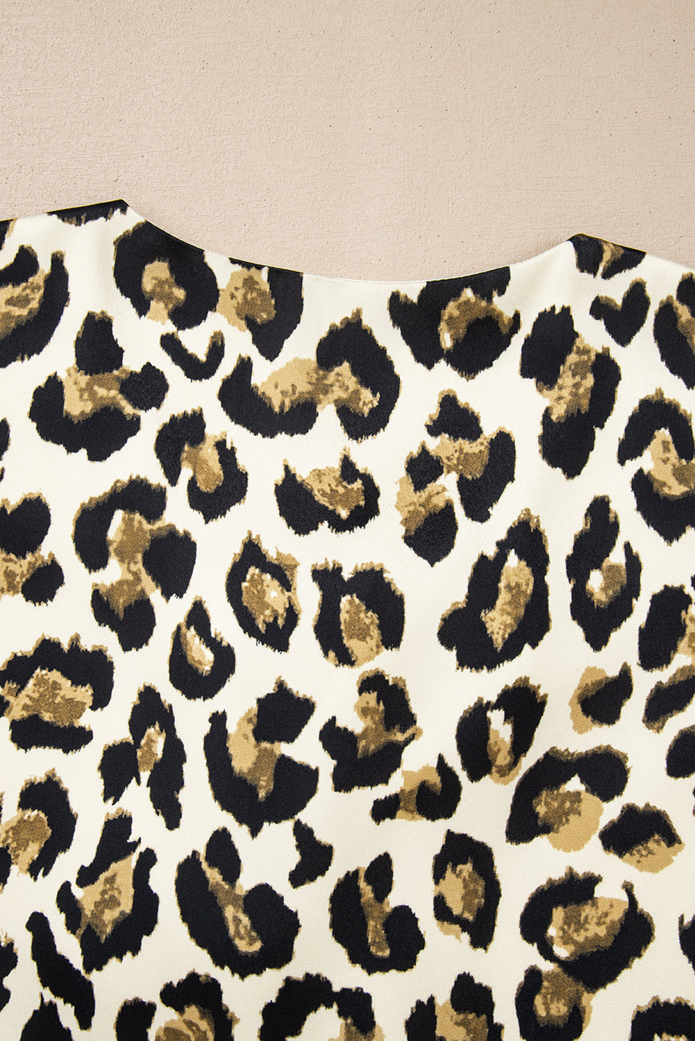 Chemisier péplum à manches bouffantes et nœud papillon sur le devant, motif léopard abricot