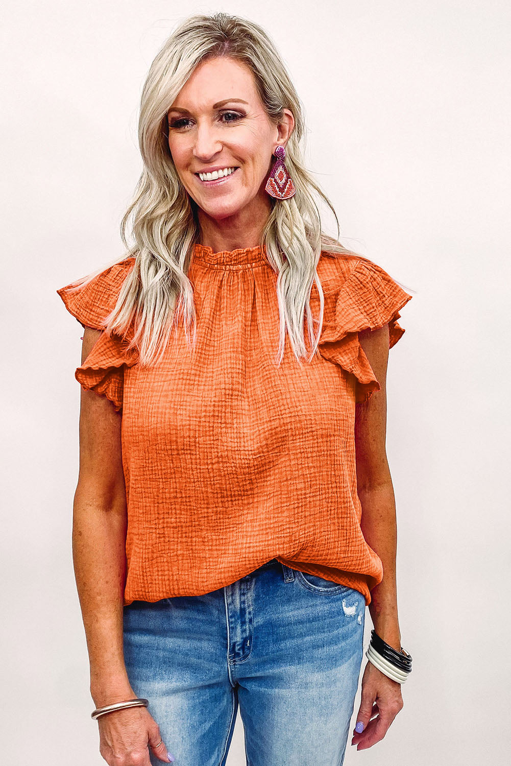 Blusa texturizada con cuello con volantes y mangas acampanadas