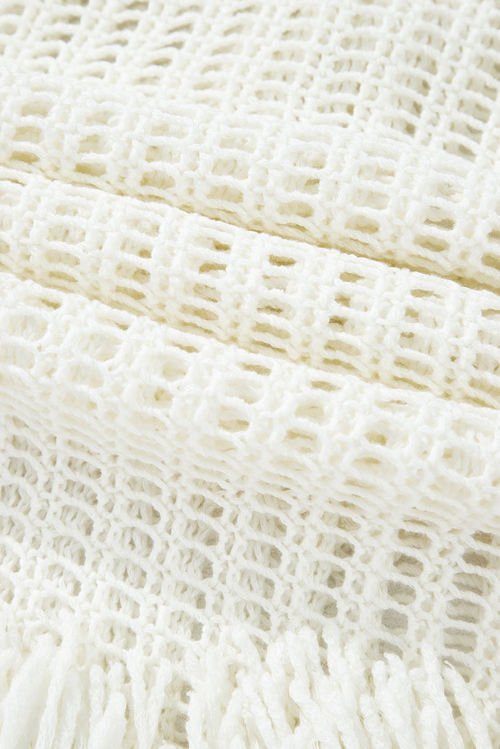 Cache-maillot de plage blanc en résille crochetée avec bords frangés et col en V