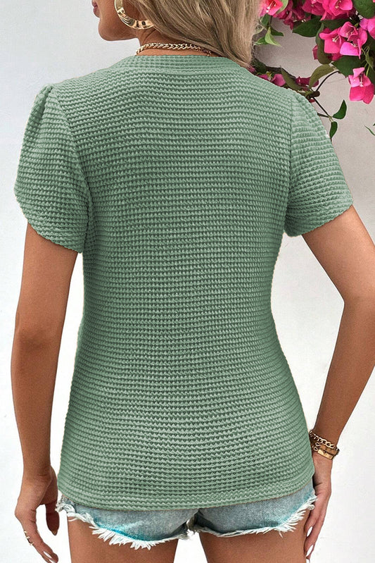 T-shirt en tricot gaufré vert brume à col en V et manches pétales