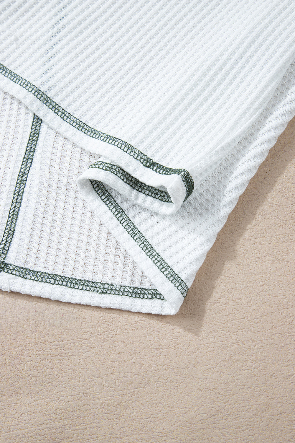 Haut en tricot gaufré à rayures blanches et coutures apparentes