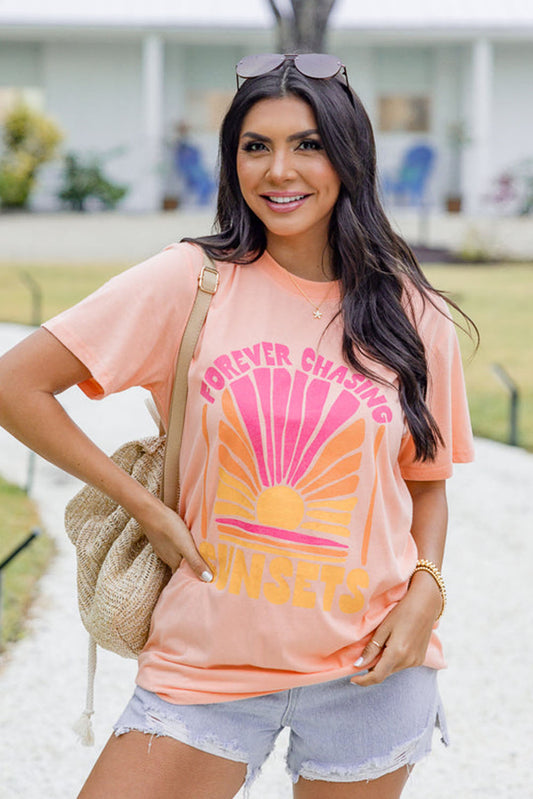 T-shirt rose à imprimé « Forever Chaseing Sunset »