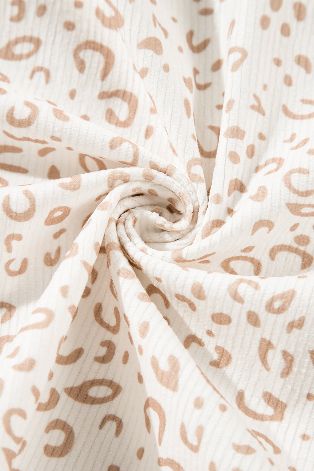 Veste-chemise boutonnée en velours côtelé beige à imprimé léopard avec poches à rabat