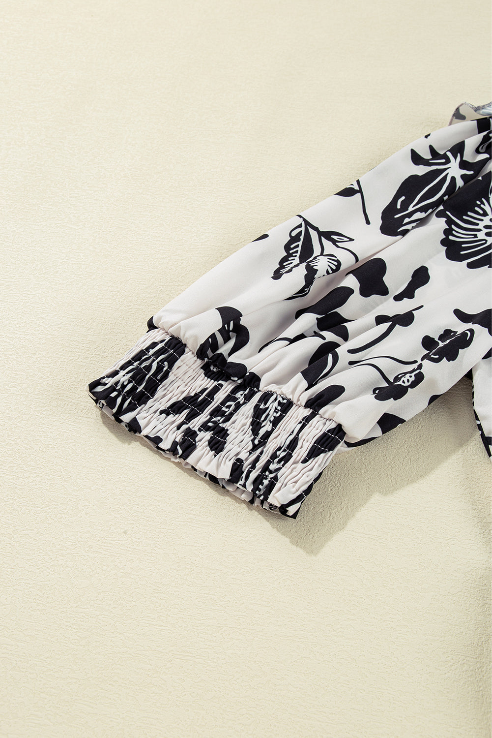 Mini-robe noire à imprimé floral et volants à manches mi-longues, grande taille