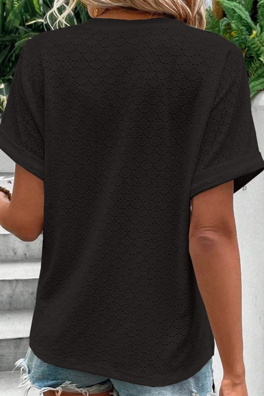 Top negro con cuello de muesca y detalles de botones y ojales