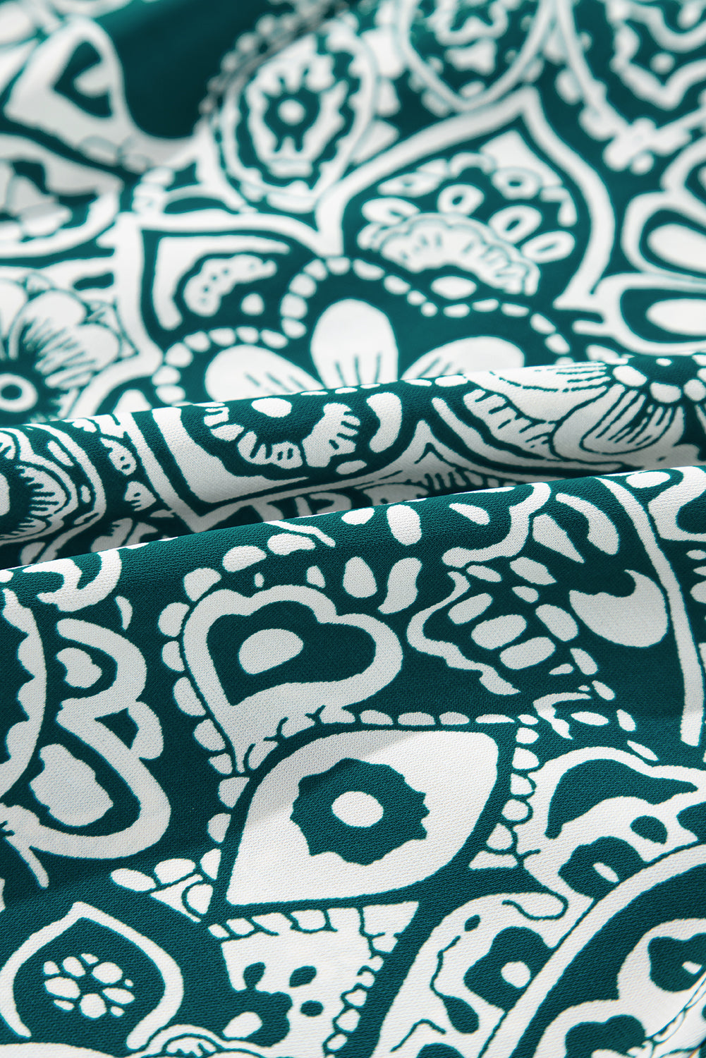 Robe grande taille verte à fleurs et manches à volants, col fendu