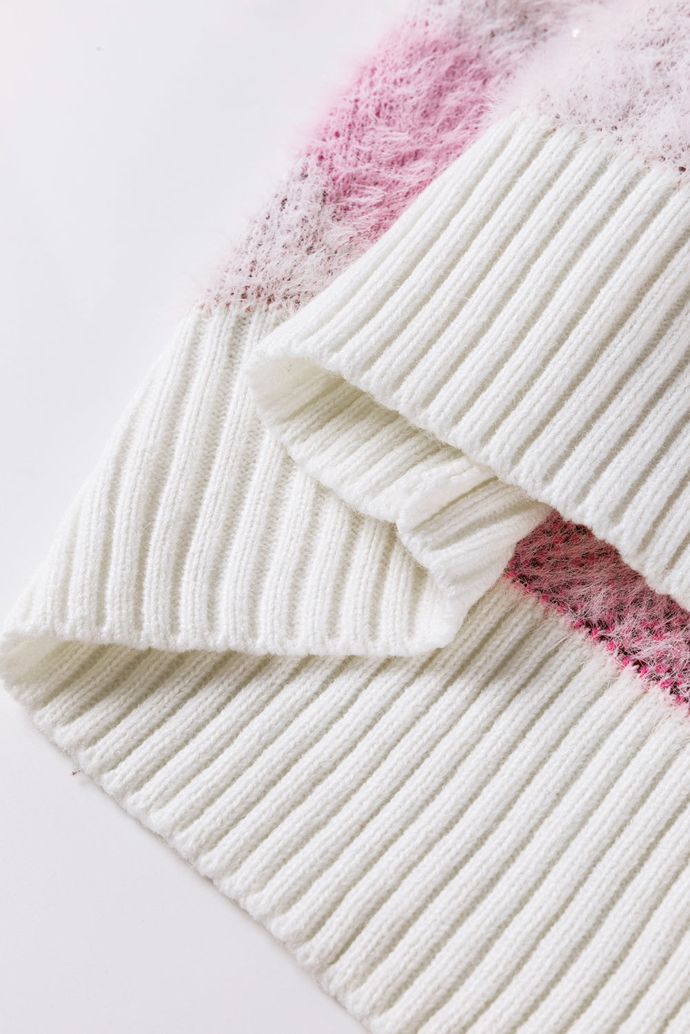 Pull duveteux à imprimé léopard et cœur rose, bordé de perles et côtelé