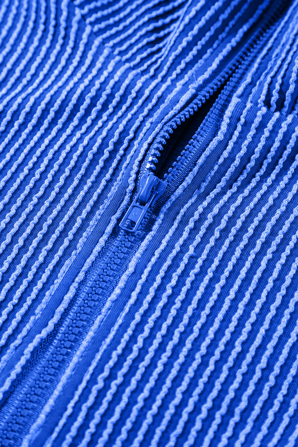 Ensemble deux pièces débardeur et short bleu ciel à col cordon et demi-fermeture éclair