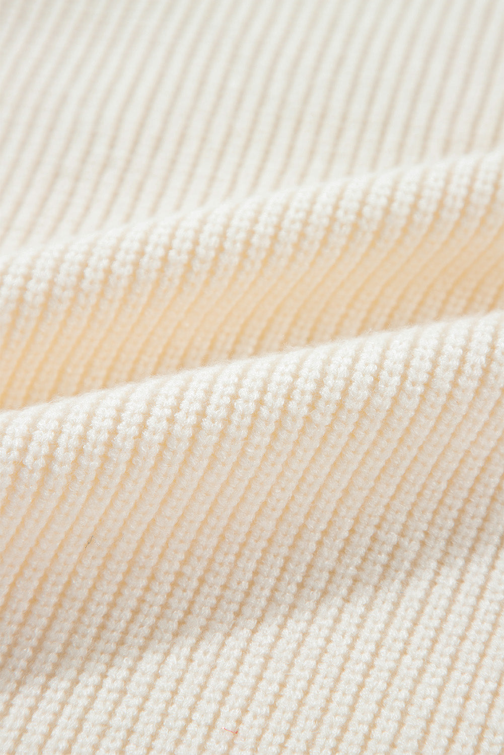 Pull classique beige à motif Holly Jolly et guirlandes