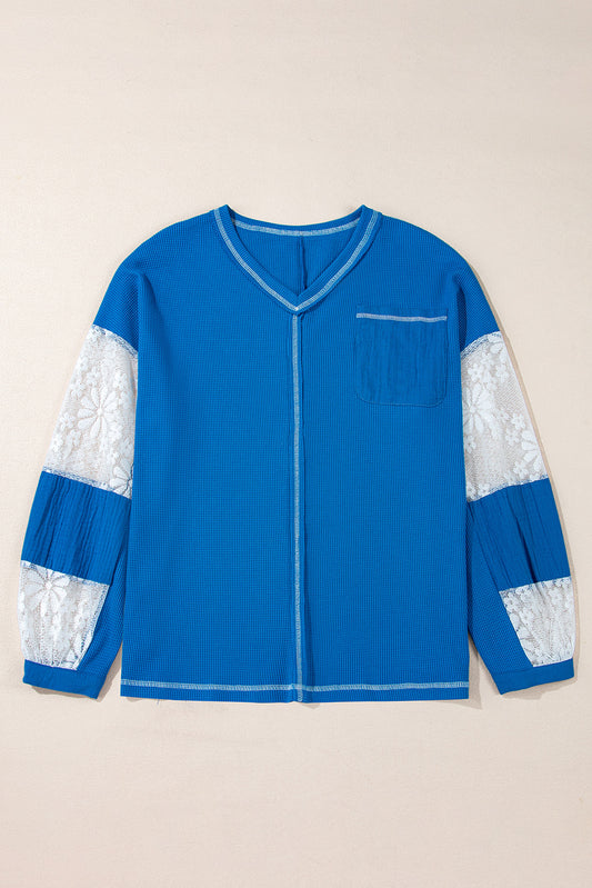 Chemisier en maille côtelée bleu ciel à manches patchwork florales et col en V