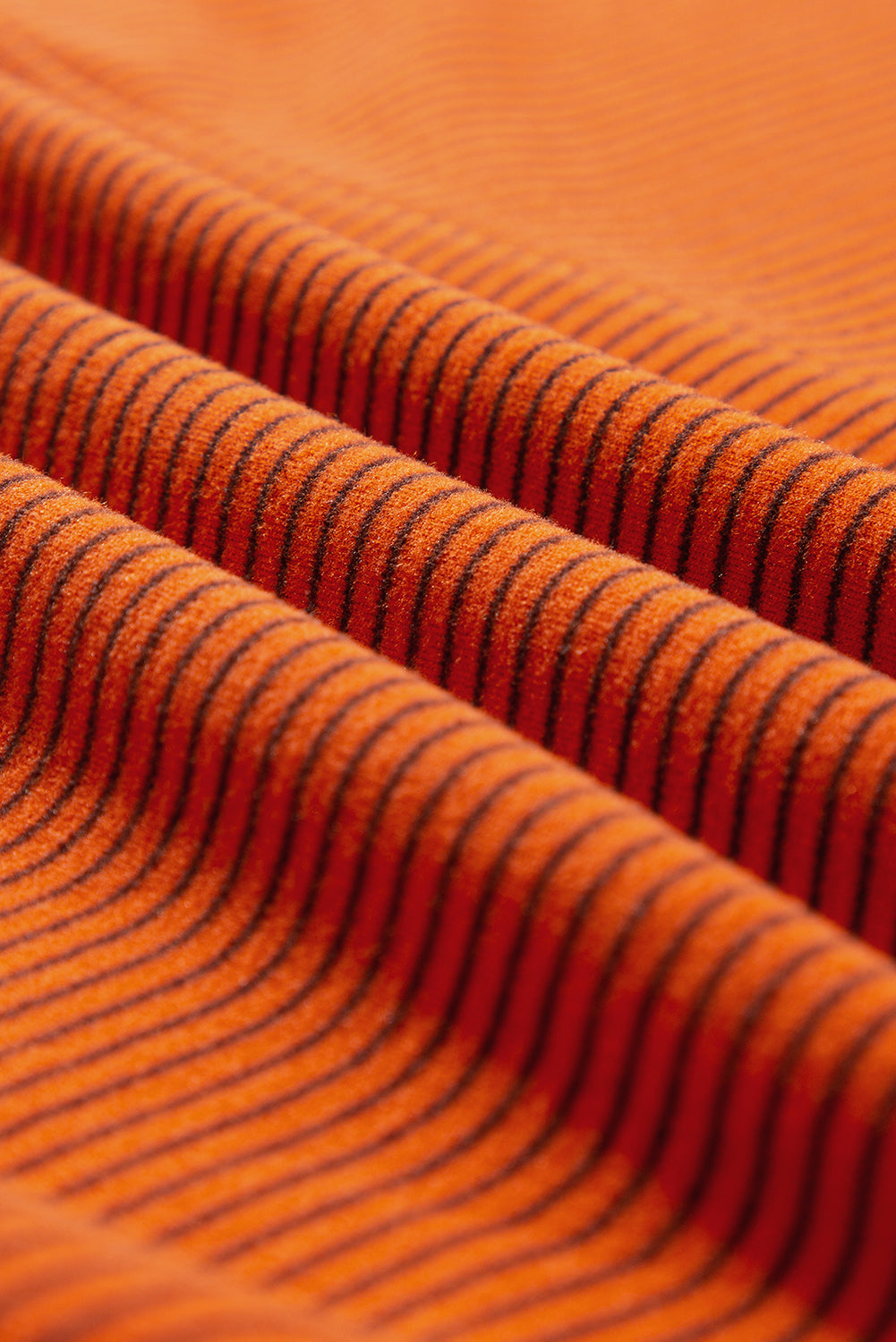 Sweat-shirt Henley à rayures orange, coutures apparentes, col rabattu et manches bouffantes